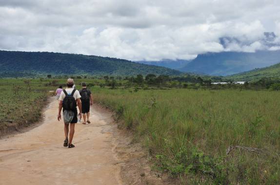 Trilha para ultrapassar as corredeiras do rio Caroni, a caminho do Salto Angel, em Canaima, no sul da Venezueka